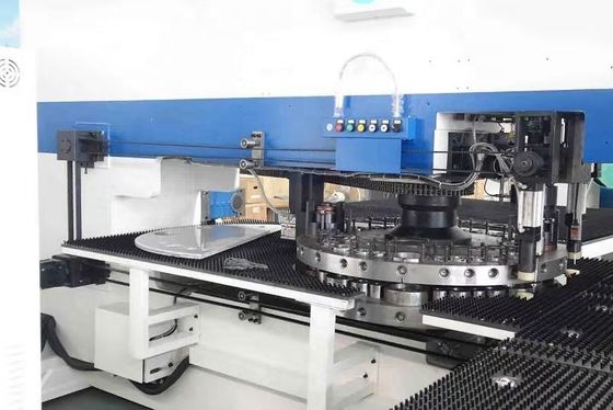 Teknologi Jerman Servo Turret Punching Machine 30TON Metal Sheet