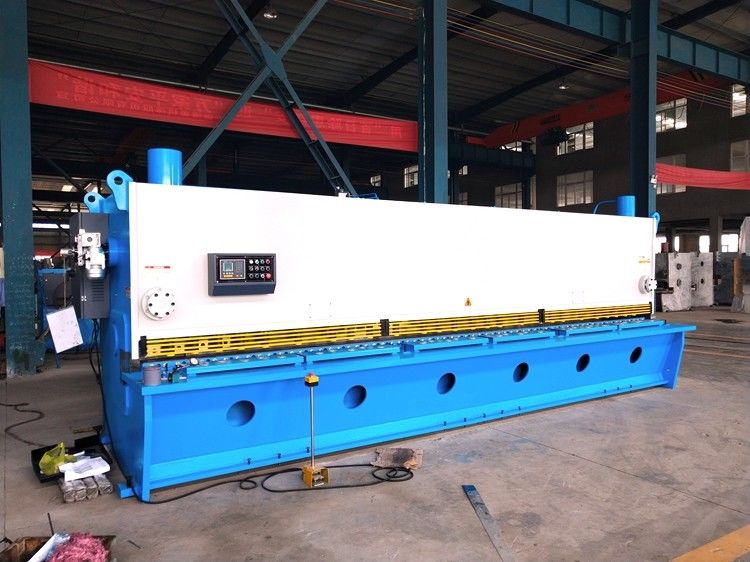 Guillotine Otomatis Mesin Geser Hidrolik CNC QC11K 16 * 6000 Untuk Plat 18mm 20mm 40mm